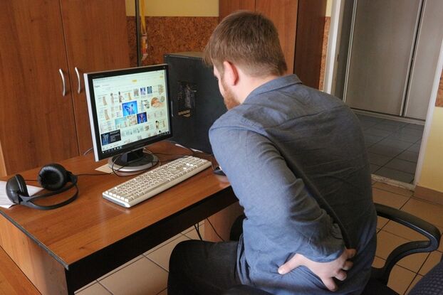 Un hombre en una computadora